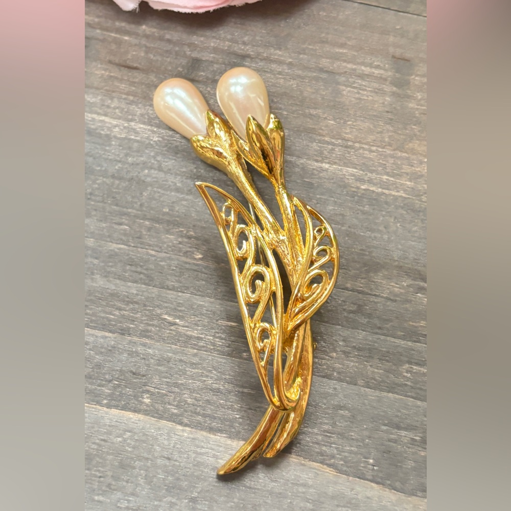 Vintage TRIFARI Flower Bouquet Brooch- Large Teardrop Pearl & Gold Plate